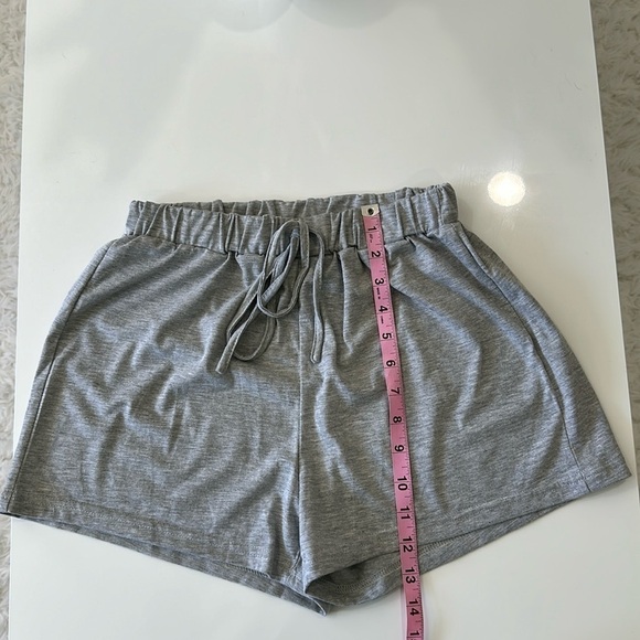 Drawstring elastic waist shorts - Picture 2 of 3